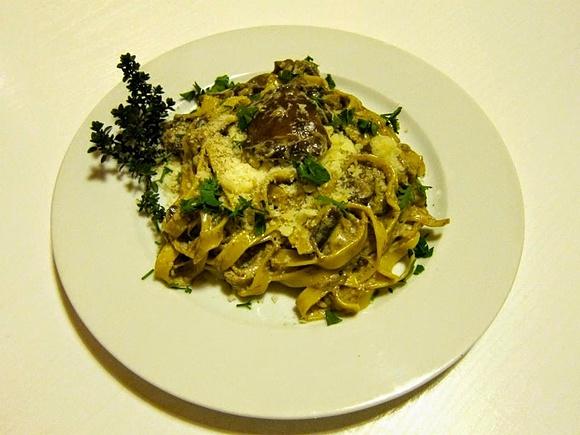Tagliatelle z leśnymi grzybami w sosie śmietanowym