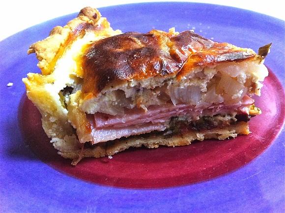Tarta z botwiną, szynką i młodą cebulą