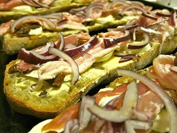 Szybkie zapiekanki z mozarellą boczkiem i cebulą