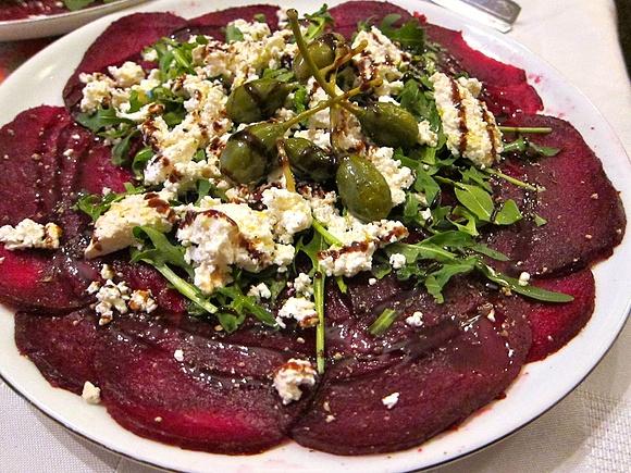 Carpaccio z buraka ćwikłowego - zdrowa przystawka z kaparami i twarogiem
