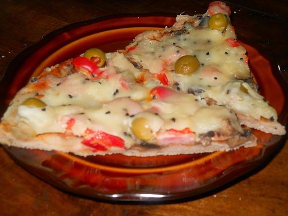 Gryczana pizza bezglutenowa z kiełbaskami Degustino