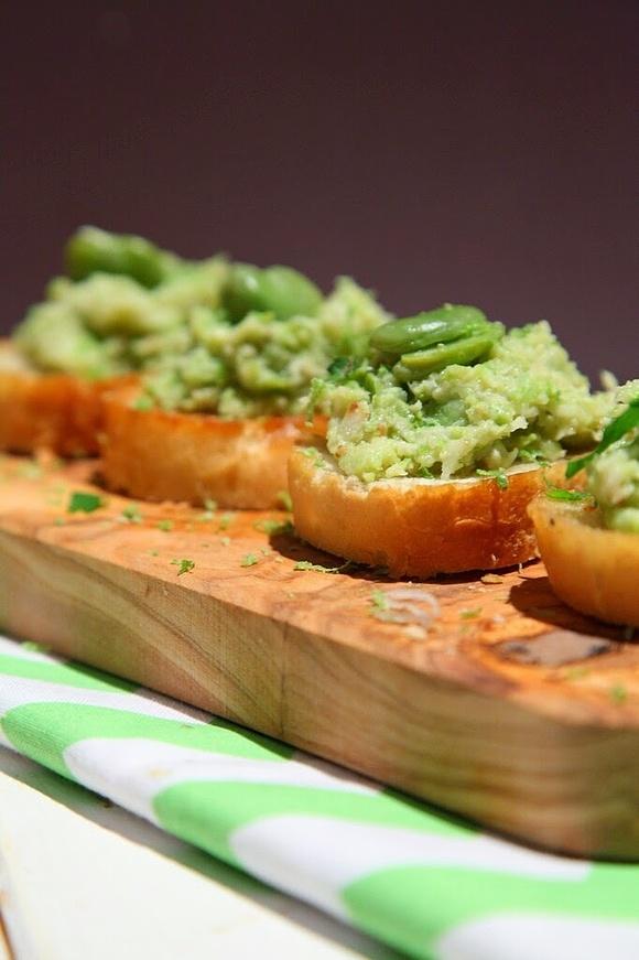 Bruschetta z pastą z bobu i czarnej rzepy