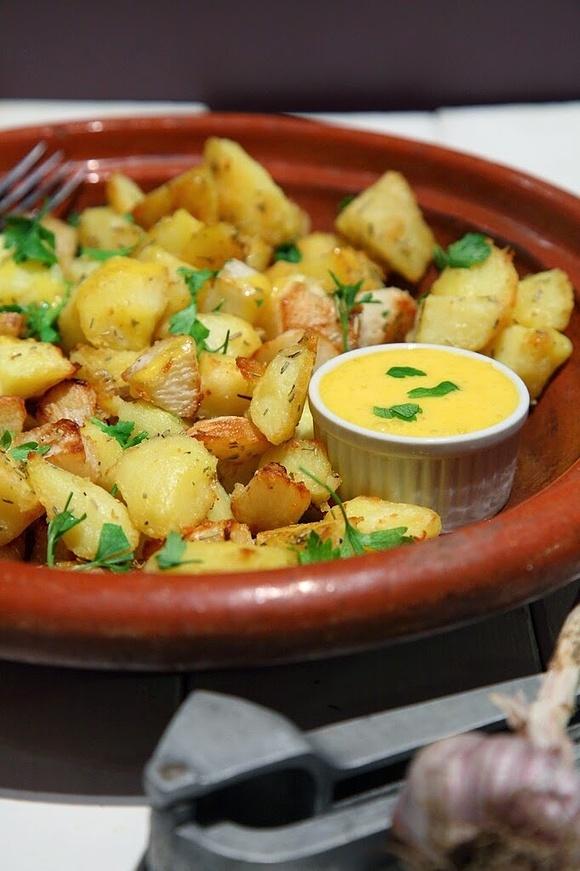 Ziemniaki smażone z czarną rzepą podawane z domowym aioli