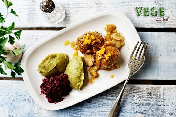 Wegańskie gotowane pulpety w sosie pieczarkowym
