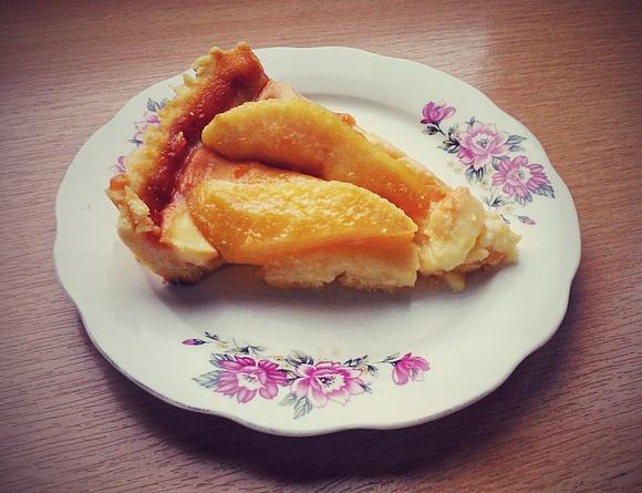Tarta z budyniem, gruszkami w karmelu i glazurą z konfitury morelowej