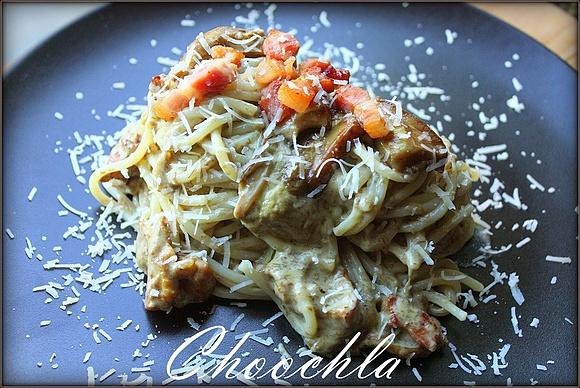 Spaghetti z grzybami leśnymi i wędzonką