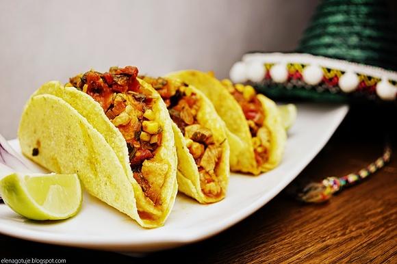 Tacos z duszonym kurczakiem w sosie pomidorowym