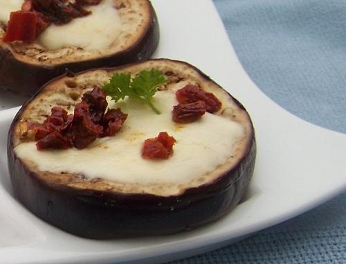 Grillowane bakłażany z mozzarellą i suszonymi pomidorami oraz sos