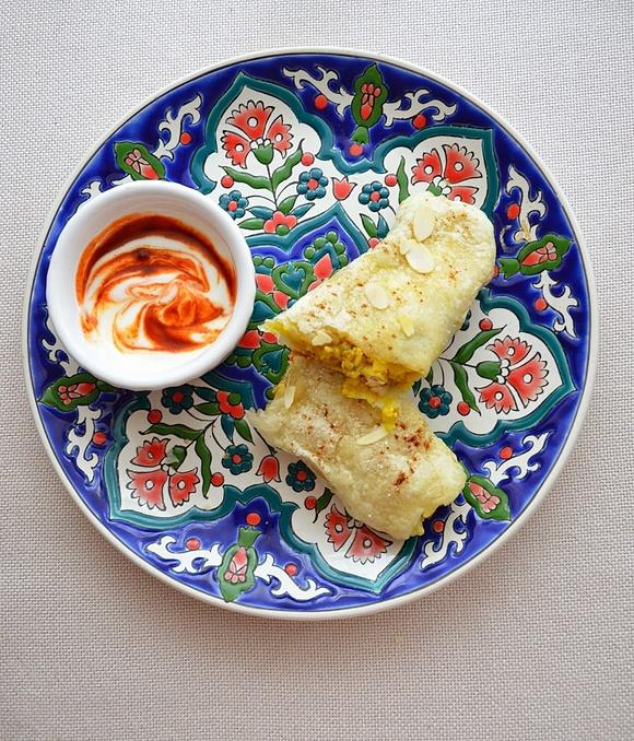Pastilla marokańskie danie z mięsem i ciastem filo