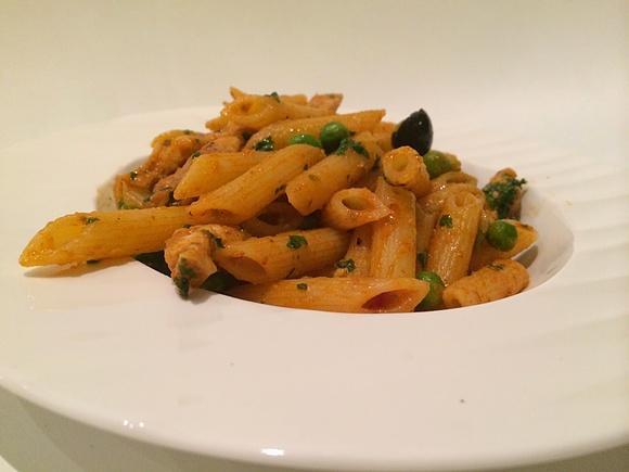 Makaron z keczupem i kaparami – penne all’arrabbiata