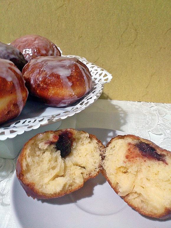 Pączki domowe z wisienką kandyzowaną i cukrem pudrem