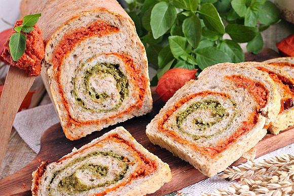 Chleb z pesto pomidorowo-bazyliowym