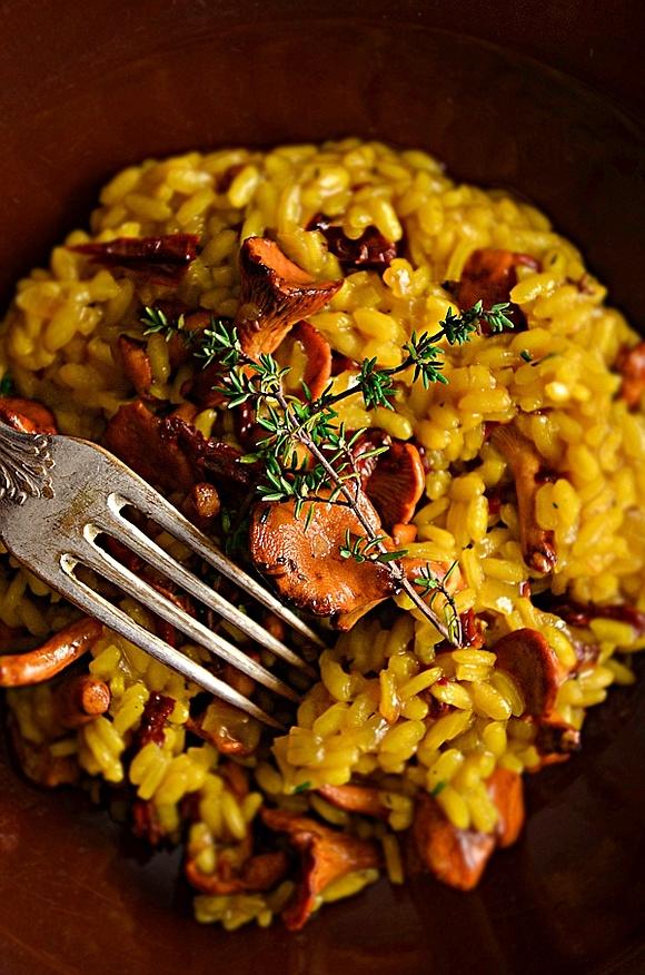 Risotto szafranowe z kurkami i suszonymi pomidorami