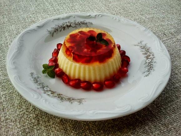 Cytrynowa panna cotta z granatem