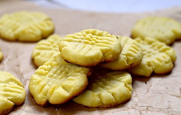 Świąteczne ciasteczka maślano-pomarańczowe w kratkę