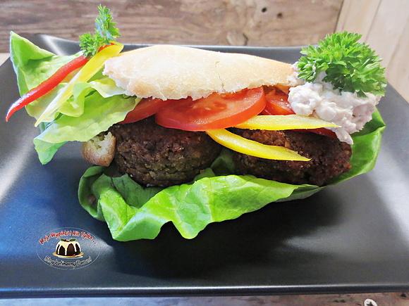 Falafel w chlebku pita z sosem tahini