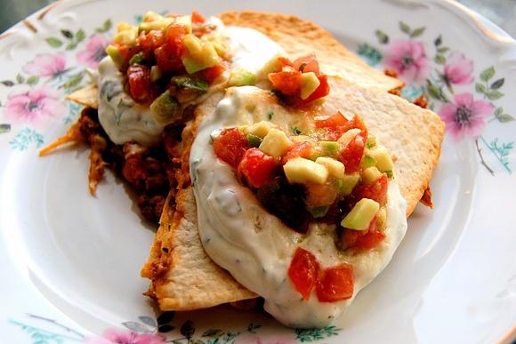 Quesadillas meksykańskie z wołowiną, serem i salsą