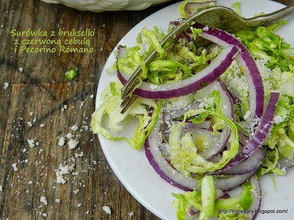 Surówka z brukselki z czerwoną cebulą i Pecorino Romano