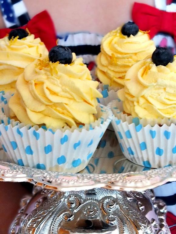Cytrynowe muffiny z borówką amerykańską i cytrynowym frostingiem