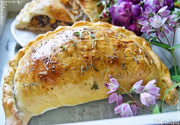 Calzone z gyros w drożdżowym cieście