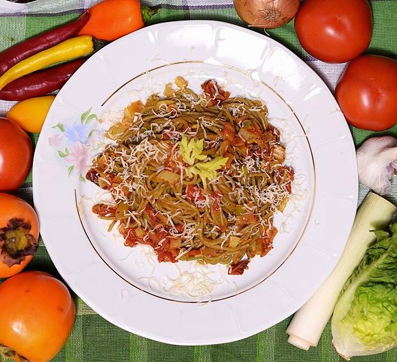 Zielone spaghetti z suszonymi pomidorami