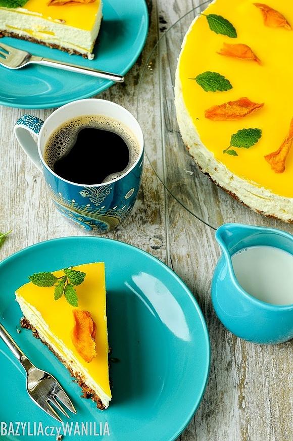 Sernik na zimno z mascarpone i owocami mango