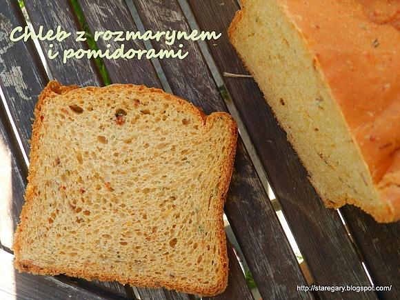Chleb na drożdżach z rozmarynem i suszonymi pomidorami
