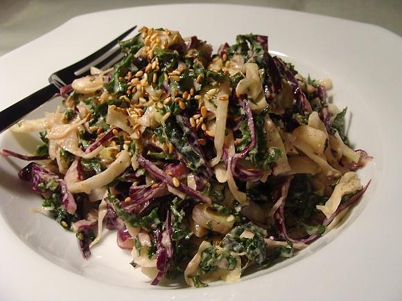 Trójkolorowa sałatka coleslaw z jarmużem