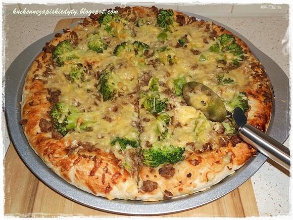 Pizza gyros z mielonym indykiem i brokułami