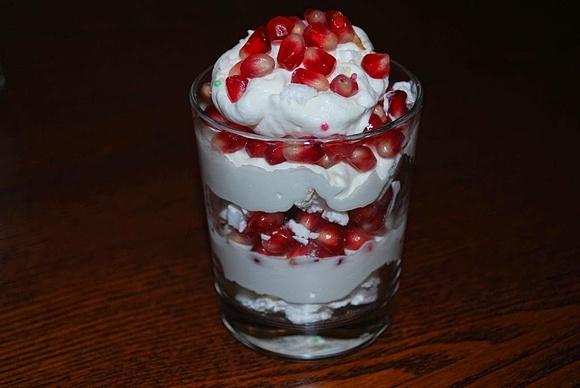 Eton mess z granatem - brytyjski deser z bezy i owoców