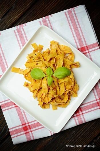 Makaron z pomidorowym pesto