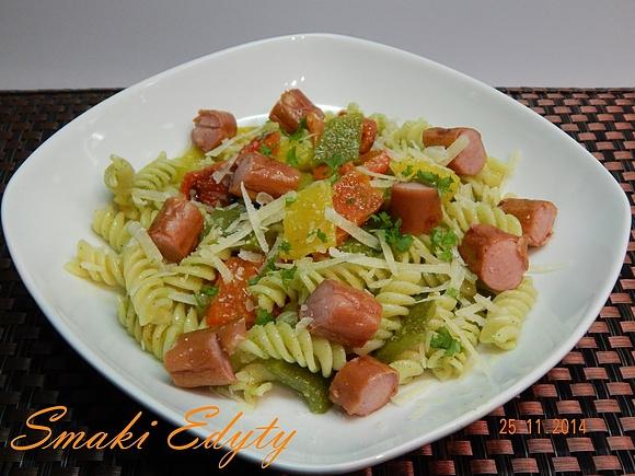 Pesto z grillowaną papryką i parówkami
