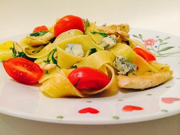 Pappardelle z gorgonzolą i rukolą