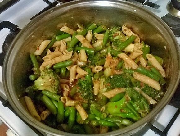 Makaron z warzywami i tuńczykiem