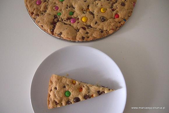 Słodka pizza z M&M's i orzechami pekan
