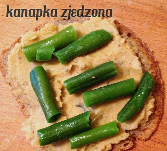 Męska kanapka w stylu klasycznym z humusem i fasolką szparagową