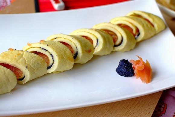 Bezglutenowy omlet z łososiem i kawior z fit składnikami