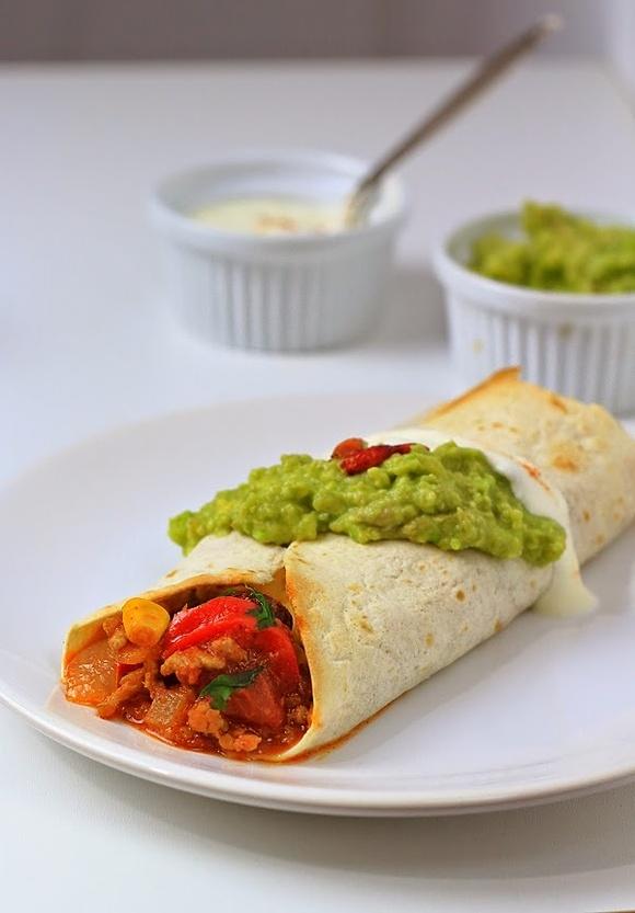 Burrito z mięsem mielonym, awokado i guacamole