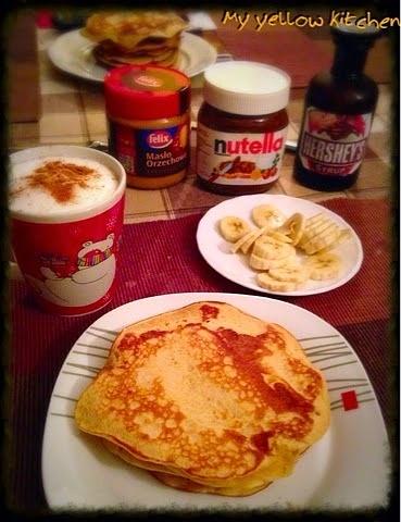 Pancakes z masłem orzechowym, bananem i Hershey's syrupem