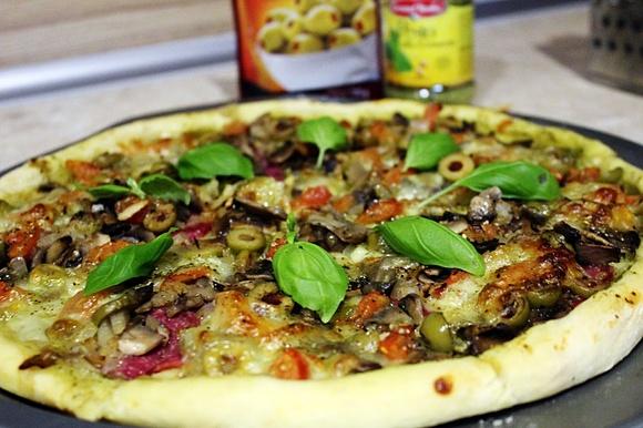 Włoska pizza z salami, pieczarkami i pesto bazyliowym