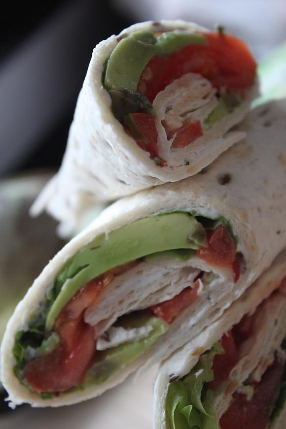Pełnoziarnista tortilla z kozim serkiem awokado i pomidorem