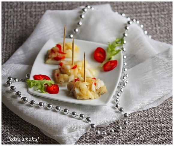 Pikantne śledzie z jabłkiem i chili