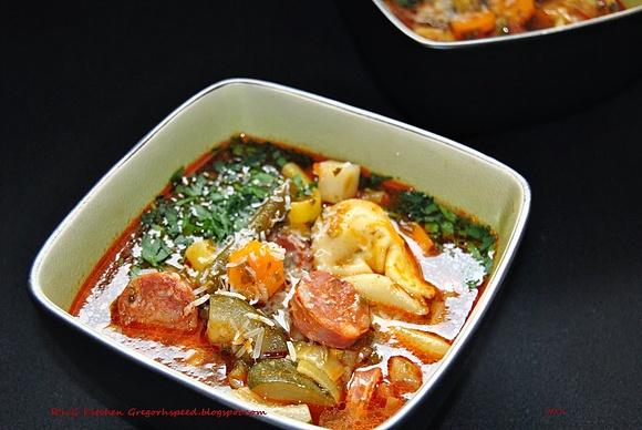 Zupa jarzynowa z tortellini i chorizo