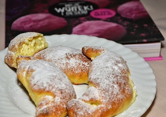 Drożdżowe rogaliki z twarożkiem