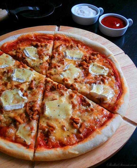 Domowa pizza z kurkami i serem Brie