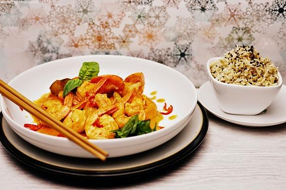 Krewetki w sosie curry z ryżem brązowym