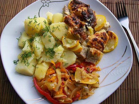 Schab z cukinią zapiekany pod sosem serowym