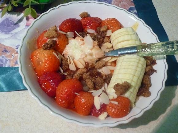 Domowy migdałowy budyń z truskawkami i bananem