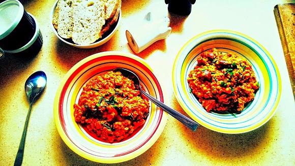 Zimowa rozgrzewająca czerwona soczewica z kiełbasą w sosie curry
