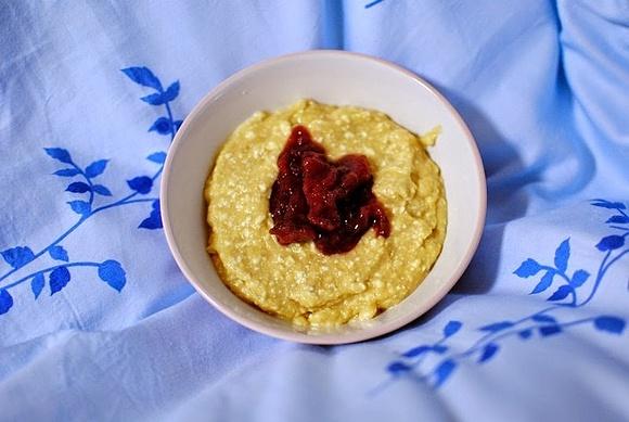 Serniczek toffie z bananem i frużeliną truskawkową
